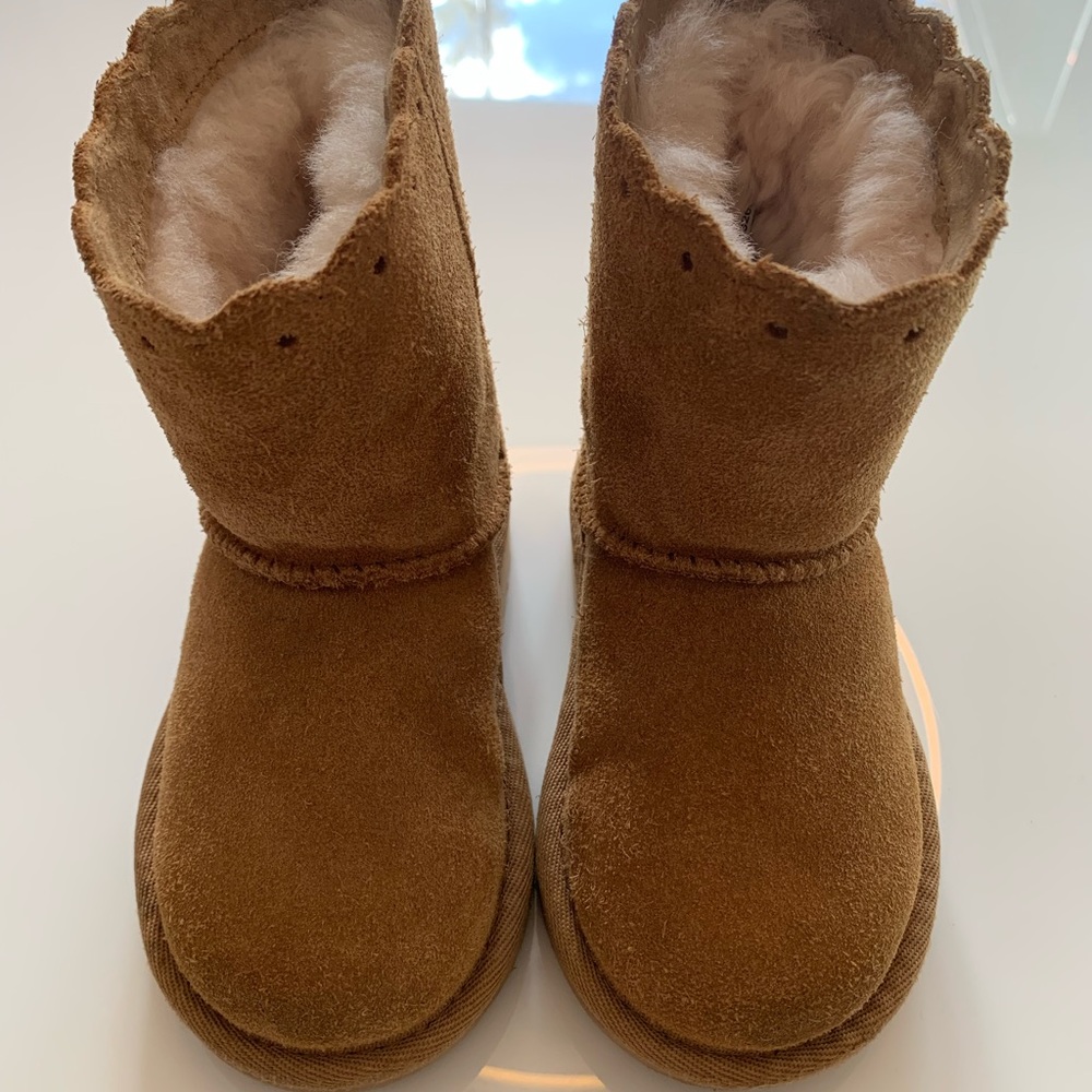UGG Australia Toddler Youth Girls 7 Fame Scallop Shearling Boots